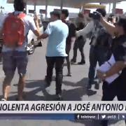 Violenta agresión a José Antonio Kast en visita a universidad en Iquique. [720p]